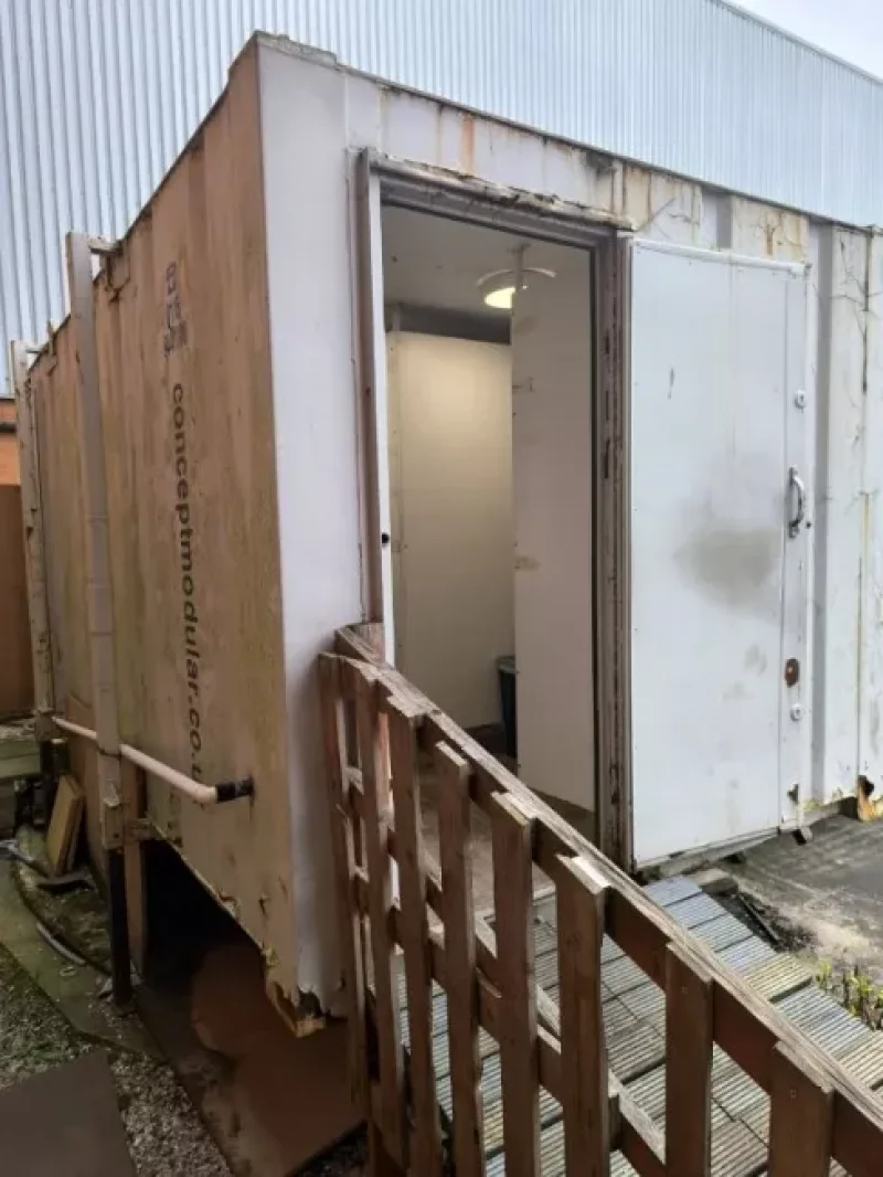 JPS Chartered Surveyors - 6m High Pallet Racking, Toilet Block and Jackleg Canteen Cabin at Auction - Auction Image 5
