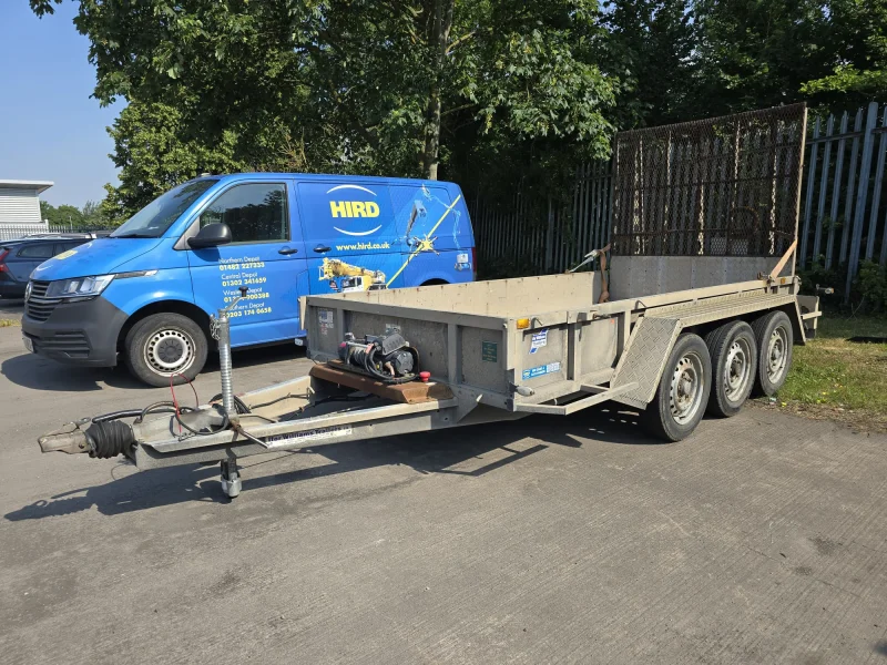 BPI - 2017 – 2014 Volvo FM 420 Beaver Tail 32T Plant Wagons, IVECO Daily Oil & Steel Cherry Picker, Genie Scissor lifts & Ifor Williams Plant Trailer Auction - Auction Image 4