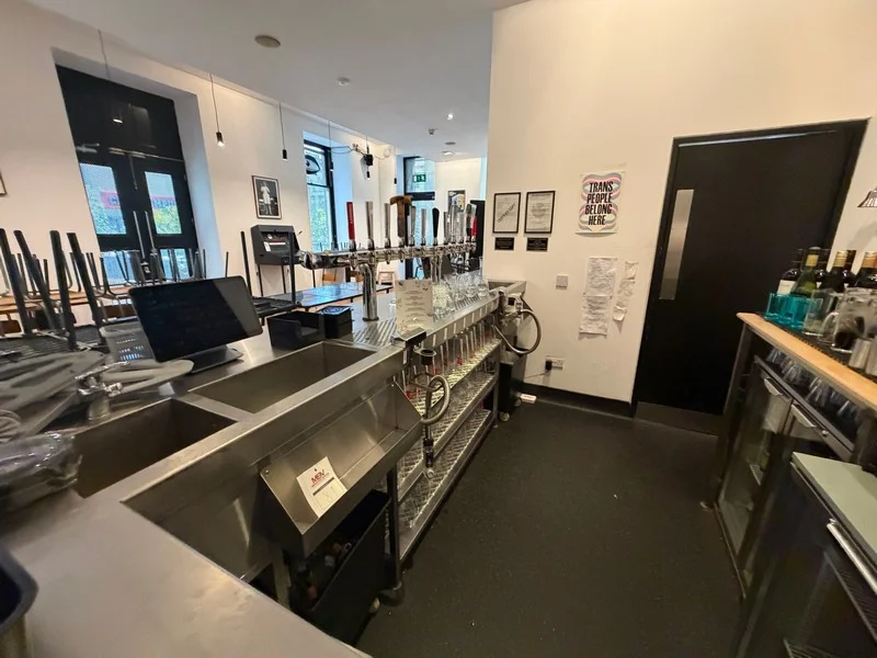 Middleton Barton Valuation - Assets of an Art Exhibition Centre including Audio/Visual Equipment, Bar Equipment & Furniture at Auction - Auction Image 2