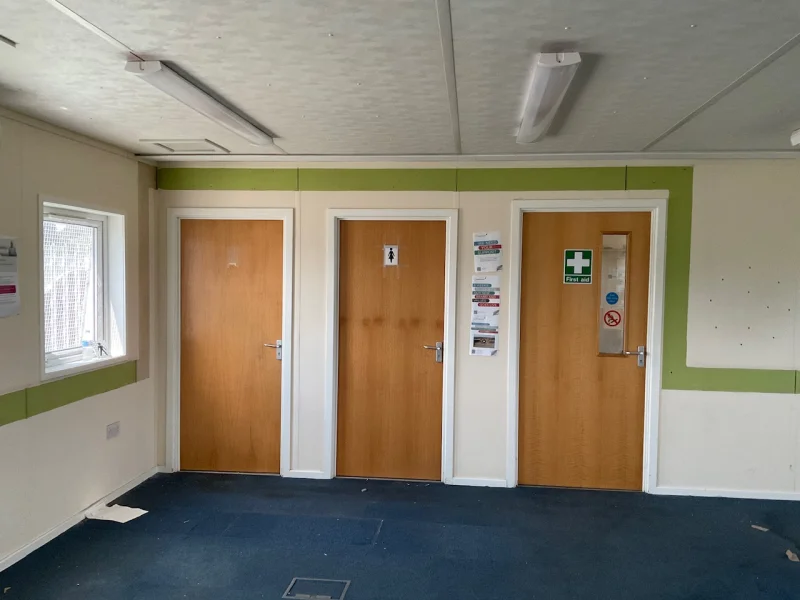 BPI - 6 Bay Modular Office Building Approx. 60ft x 24ft at Auction - Auction Image 6