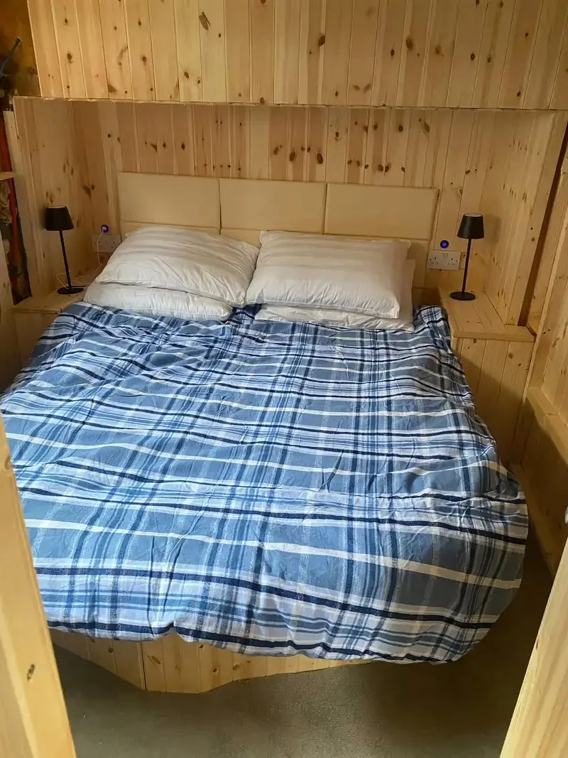 Wilsons Auctions - Auction of Capri Live Aboard Houseboat - Auction Image 6