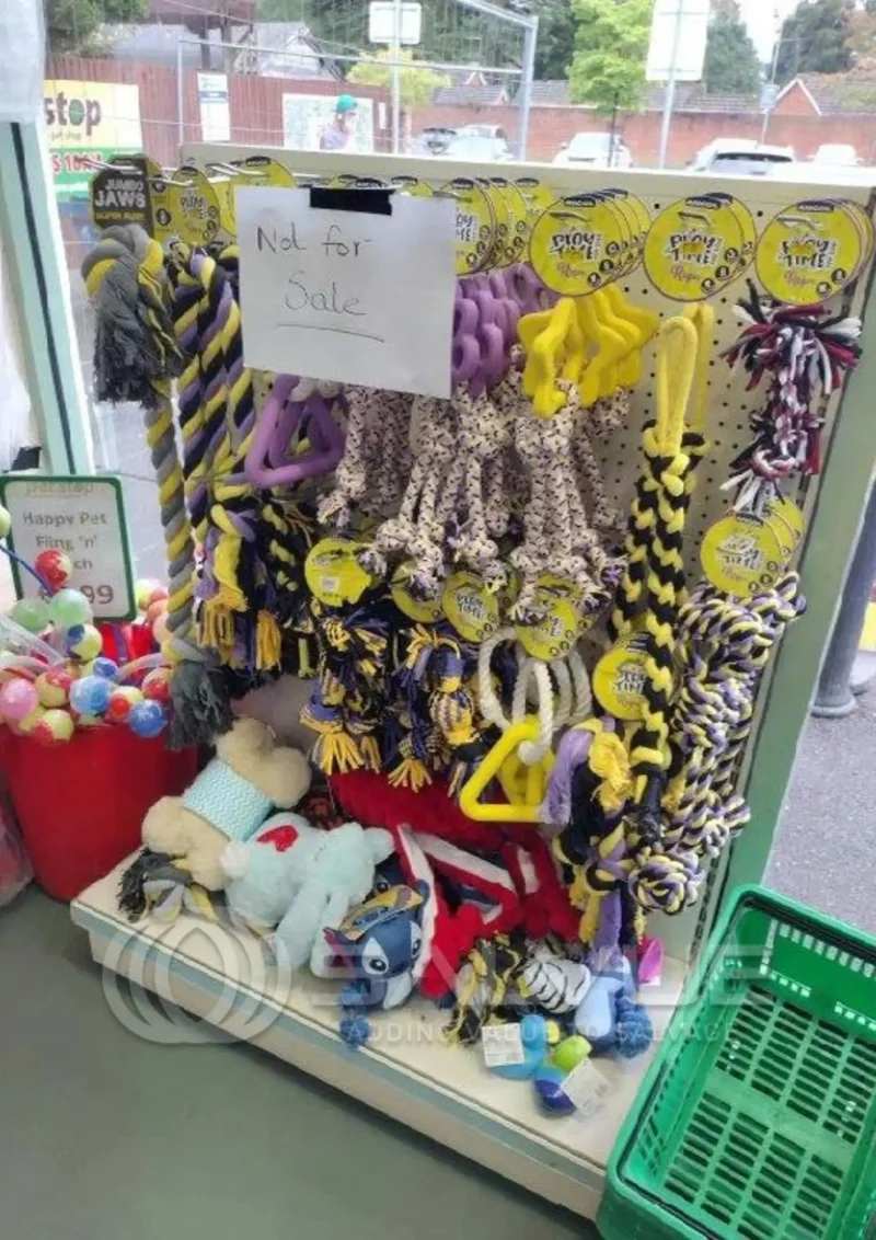 Salvue Ltd. - Approx 5,500 Items of Pet Soft Toys, Beds, leads, Accessories - Smoke Contaminated at Auction - Auction Image 2