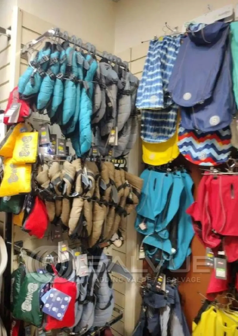 Salvue Ltd. - Approx 5,500 Items of Pet Soft Toys, Beds, leads, Accessories - Smoke Contaminated at Auction - Auction Image 7