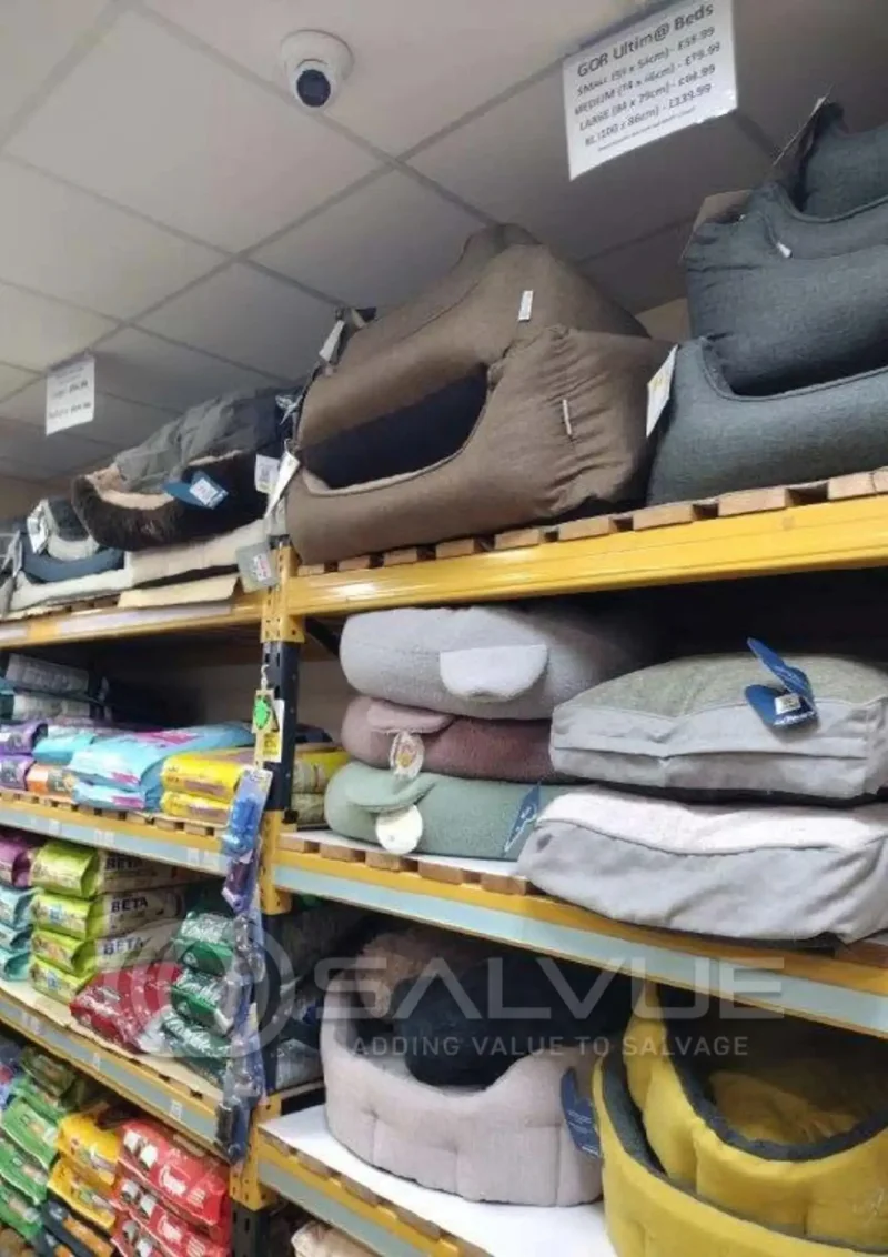 Salvue Ltd. - Approx 5,500 Items of Pet Soft Toys, Beds, leads, Accessories - Smoke Contaminated at Auction - Auction Image 8