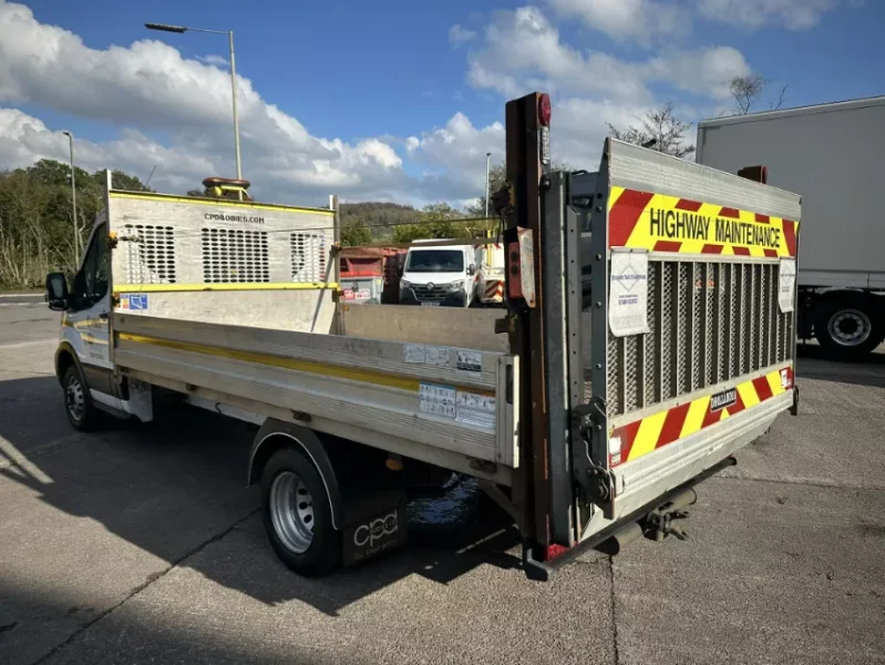 Gavel Auctioneers Ltd - Unreserved Online Auction - 2022 Ford Transit 350 Leader Ecoblue Flatbed with Dhollandia Tail Lift at Auction - Auction Image 3