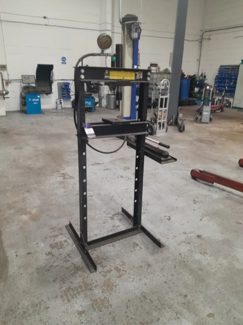BTG Eddisons - Stockport - Assets of a Vehicle Fleet Management Company to include Range of Garage Equipment at Auction - TAMWORTH - Auction Image 8