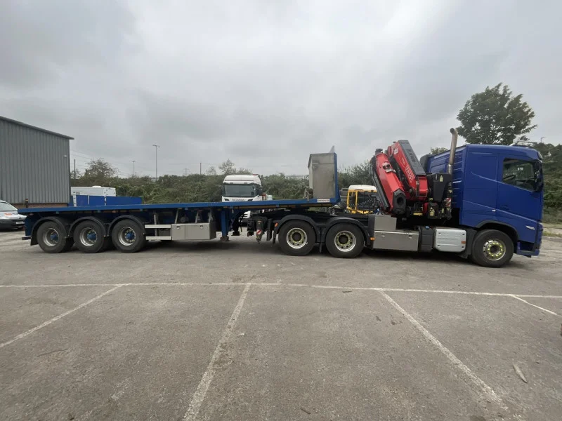 BPI Auctions - 2021 Volvo FH Tractor Unit with Fassi Crane & 32ft Flatbed Trailer & 2019 Volvo FM 62 TR Flat Bed Lorry with Fassi Crane Auction - Auction Image 3