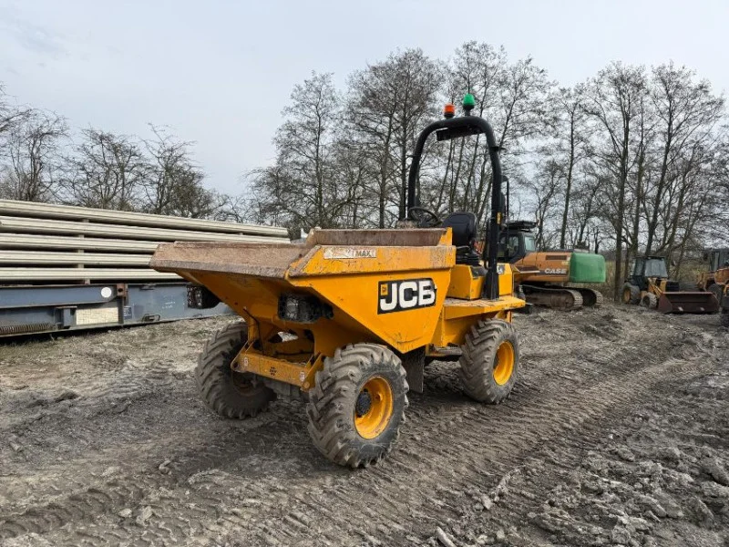 Universal Auctions Group Ltd - New & Pre-Owned Heavy and Light Plant Auction: Excavators, Tractors, Agri, Forklifts, Telehandlers & More - Auction Image 6