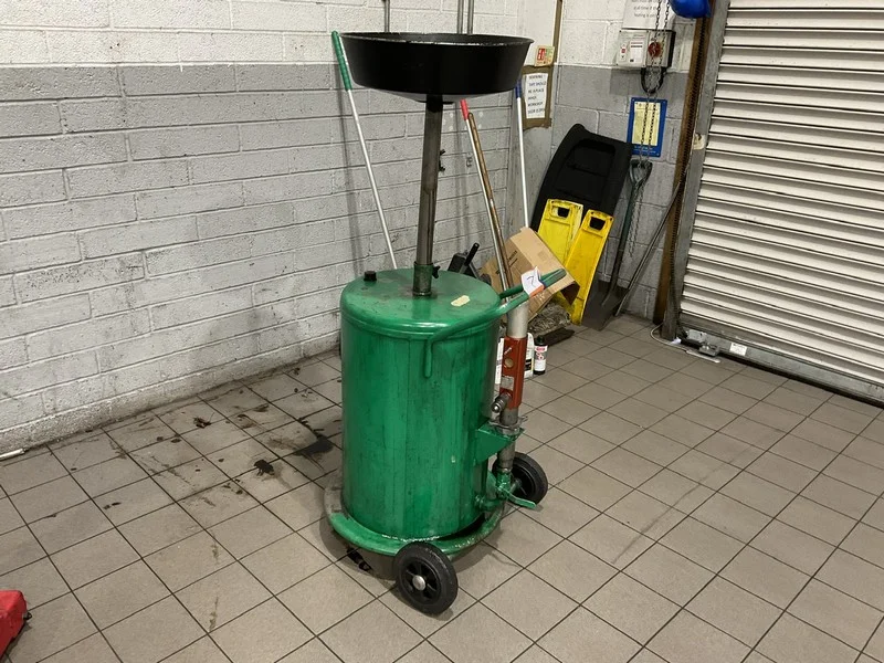 BPI Auctions - Remaining Contents of Renault Car Garage Auction to include Post Lifts, Wheel Balancer, Boston MOT Station & More - Auction Image 4