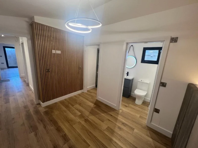 BPI Auctions - New Ex-Showroom 40 x 14 ft Luxury Glamping Pod / Lodge, Kitchen/Lounge, 2 Bedrooms & 2 Bathrooms Auction - Auction Image 4