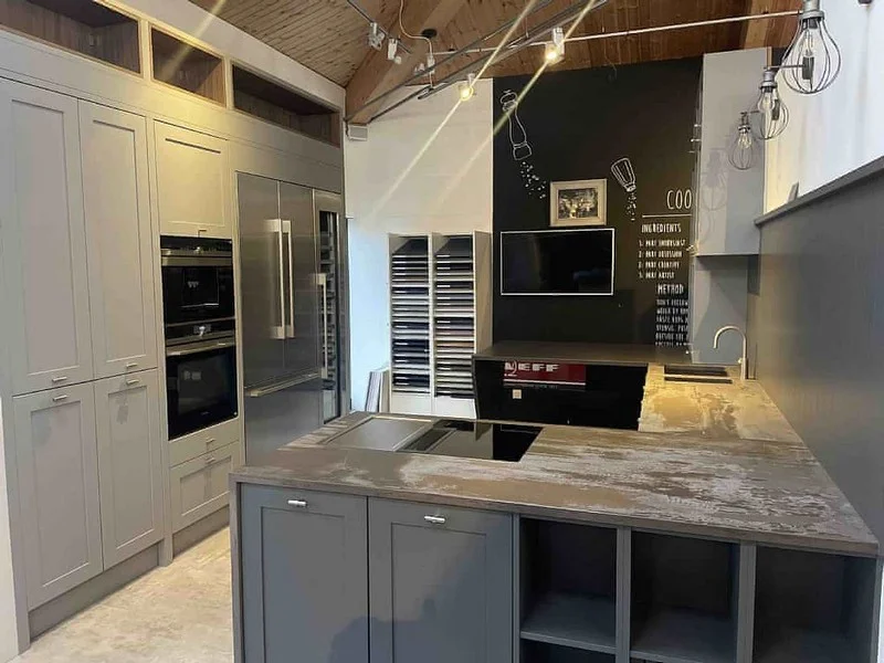 Sweeney Kincaid - High End Kitchen Displays at Auction - Auction Image 1