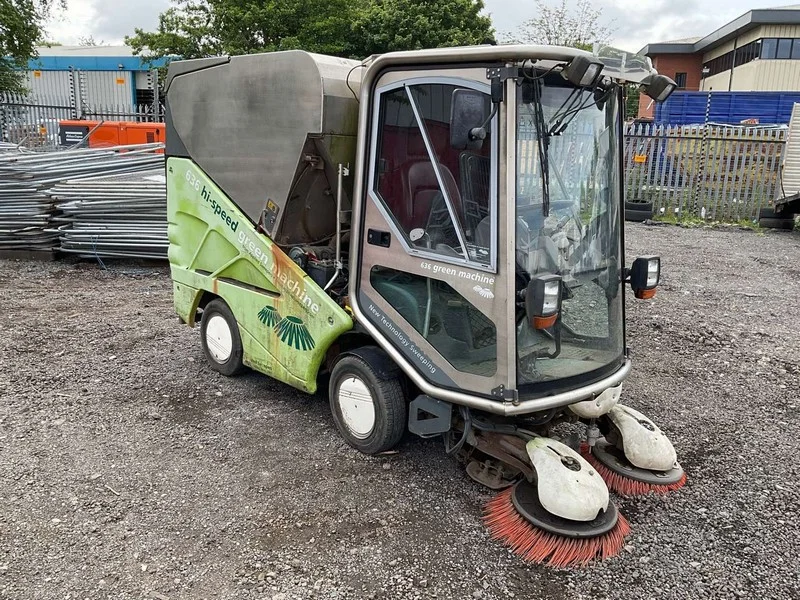 BPI Asset Advisory Ltd - 2016 Isuzu Forward N75.150 Euro 6 3.0 Diesel Flat Bed Truck & Tennant Green Machine 636 Ride-On City Hi-Speed Diesel Sweeper - Auction Image 3