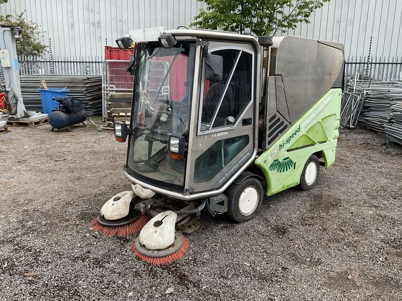 BPI Asset Advisory Ltd - 2016 Isuzu Forward N75.150 Euro 6 3.0 Diesel Flat Bed Truck & Tennant Green Machine 636 Ride-On City Hi-Speed Diesel Sweeper - Auction Image 4