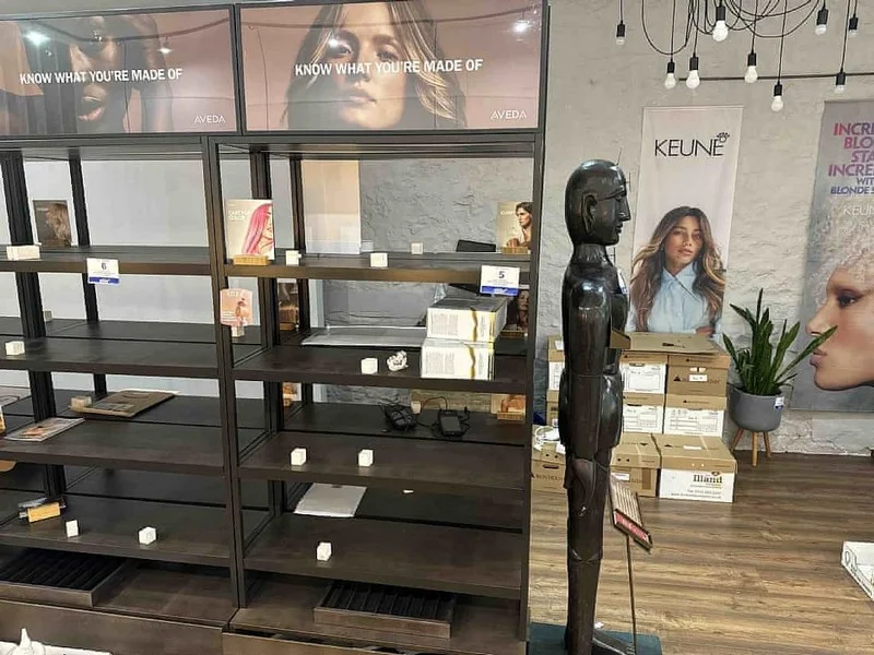 Sweeney Kincaid - Contents of a Hair Salon Auction - Auction Image 2