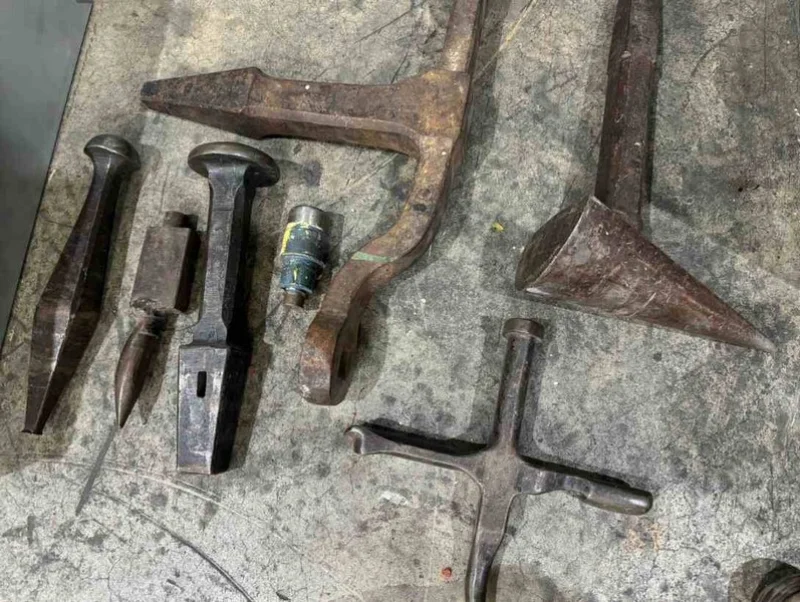 BPI Auctions - Welding Equipment, Blacksmiths Tools, Benches, Glazing Ovens, Vices & more Auction - Auction Image 3