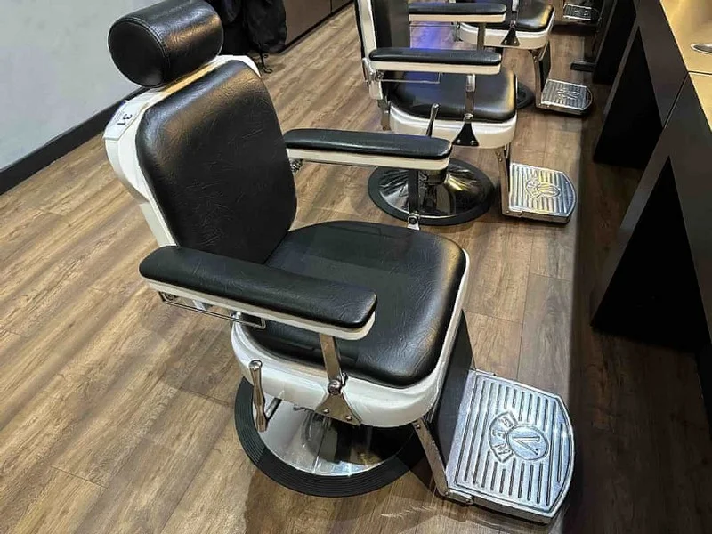 Sweeney Kincaid - Contents of a Hair Salon Auction - Auction Image 5