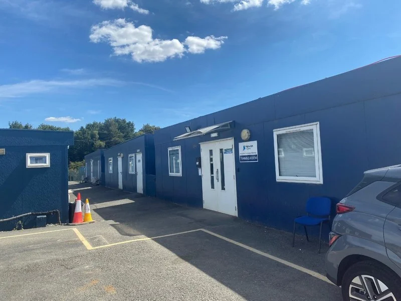 BPI Auctions - 75 Bay Plastisol Modular Building Auction Consisting of Offices & Welfare Facilities - Auction Image 2
