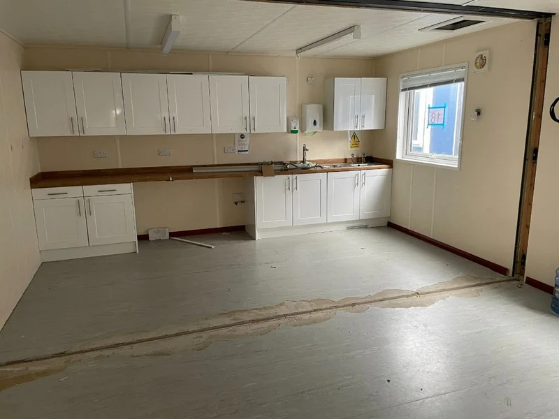BPI Auctions - 75 Bay Plastisol Modular Building Auction Consisting of Offices & Welfare Facilities - Auction Image 5