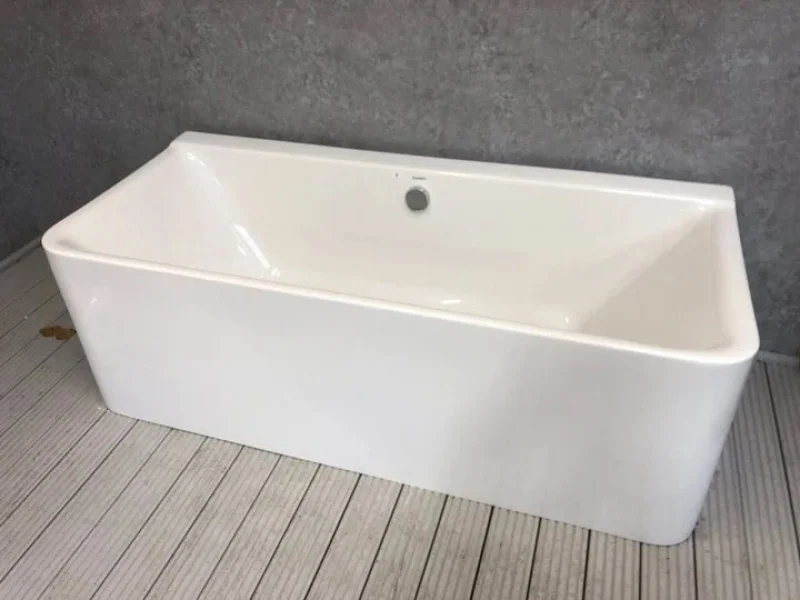 Bath in white